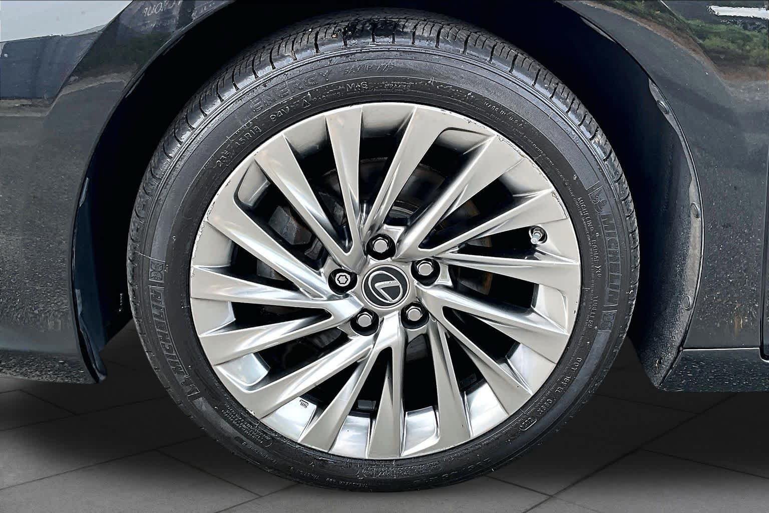 Used 2019 Lexus ES 350 Ultra Luxury w/ Accessory Package 2 FWD image 11