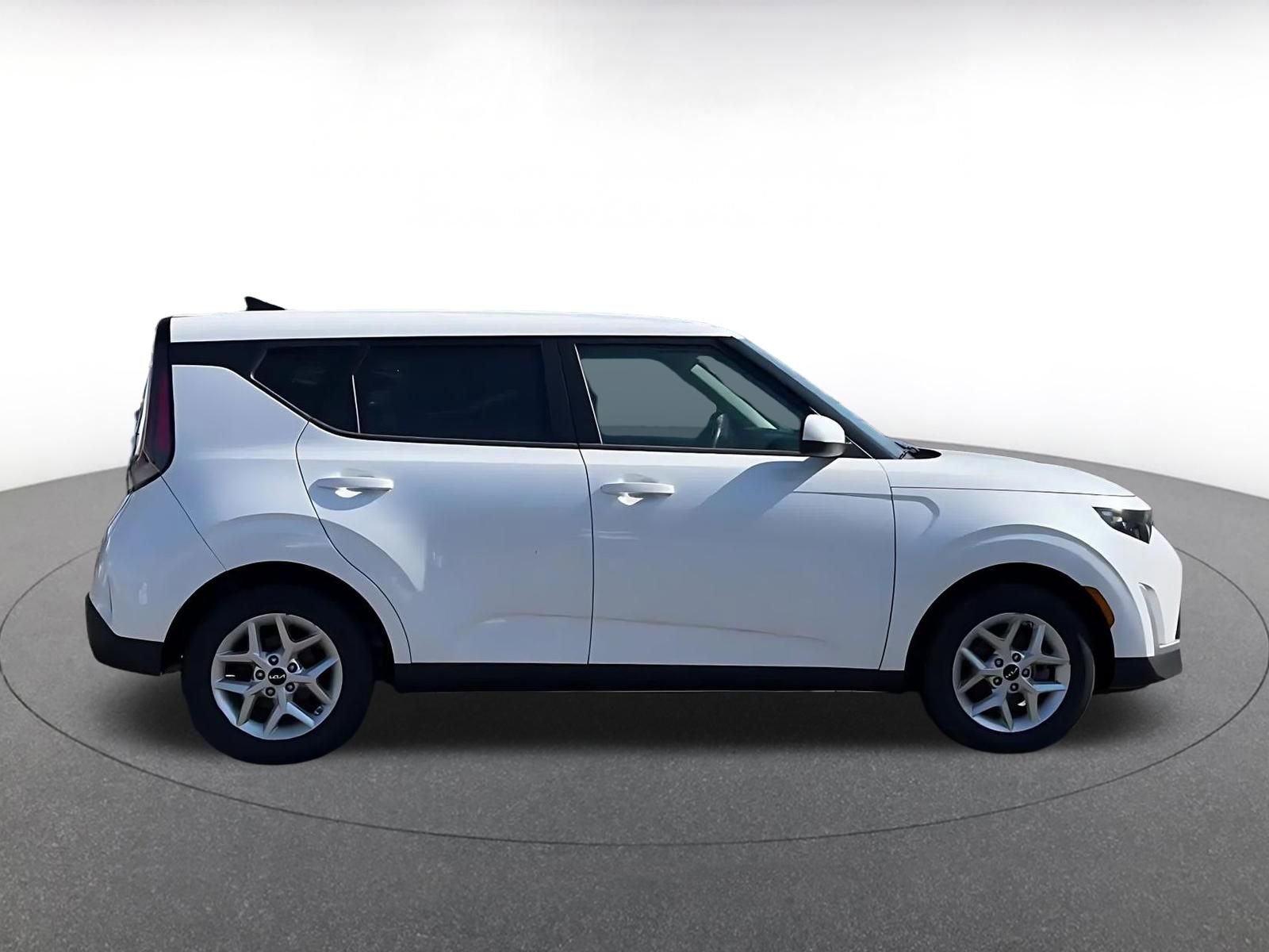 Used 2025 Kia Soul LX w/ LX Technology Package FWD image 16
