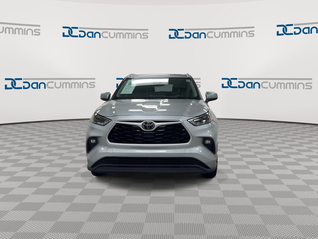 Used 2024 Toyota Highlander XLE FWD image 3
