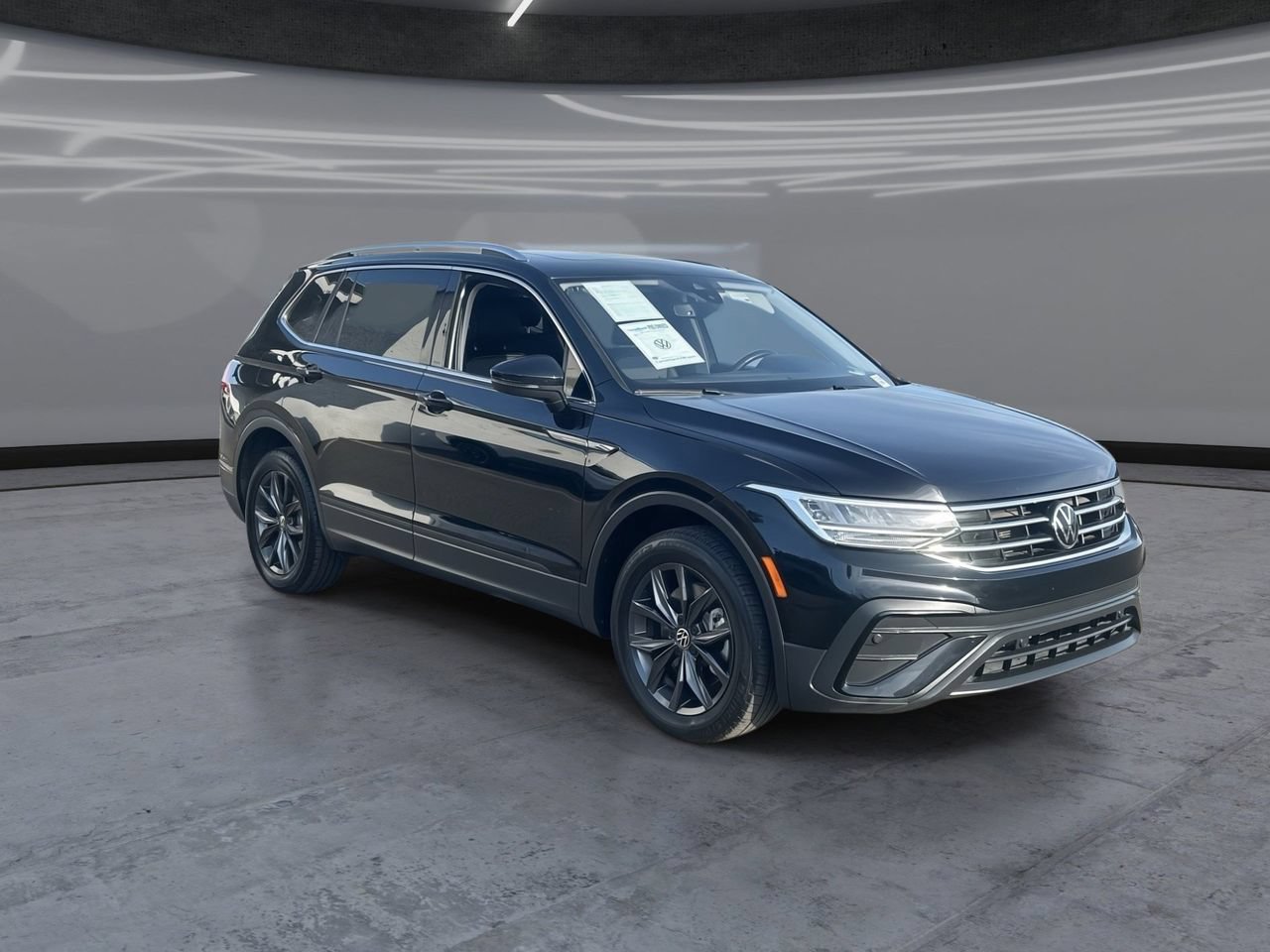 Used 2023 Volkswagen Tiguan SE w/ Panoramic Sunroof Package FWD image 2