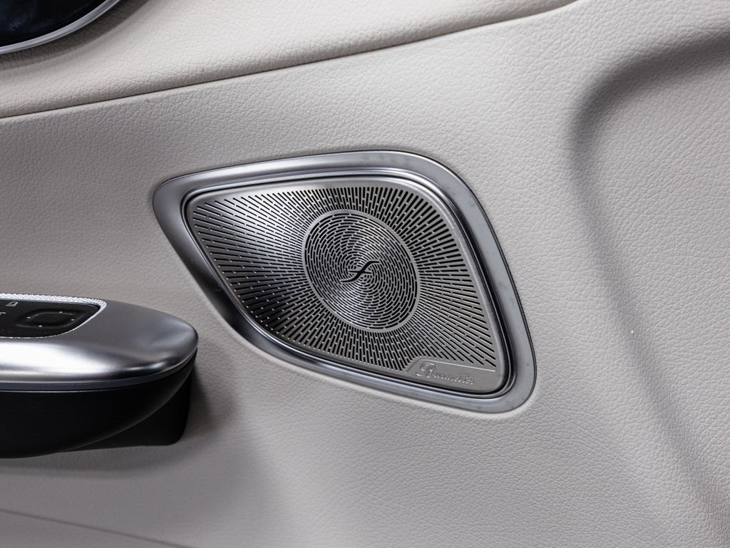 Used 2025 Mercedes-Benz GLC 350e 4MATIC w/ Driver Assistance Package image 7