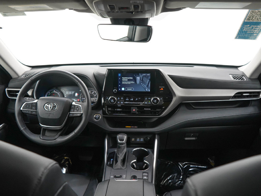 Used 2025 Toyota Highlander XLE AWD/4WD image 14