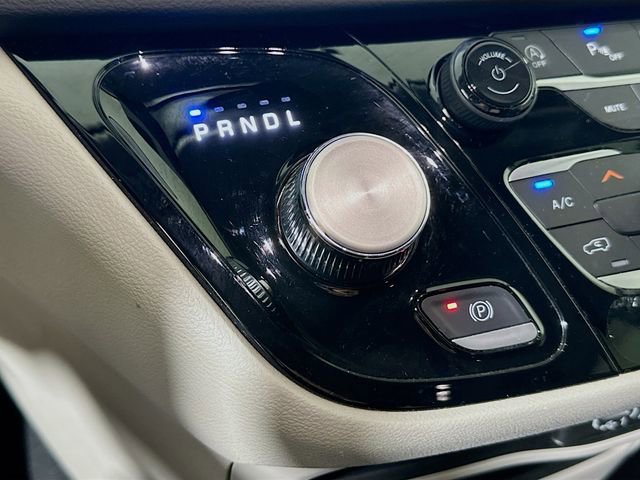 Used 2024 Chrysler Pacifica Touring-L image 18
