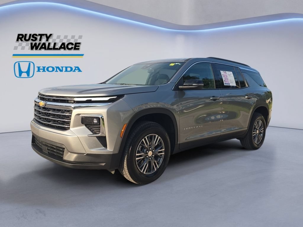 Used 2026 Chevrolet Traverse LT FWD image 1