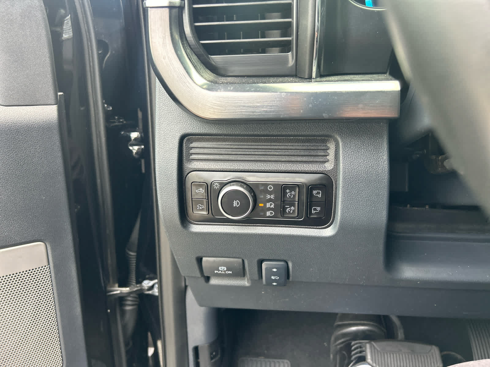 Used 2025 Ford F350 Lariat w/ Black Appearance Package AWD/4WD image 17