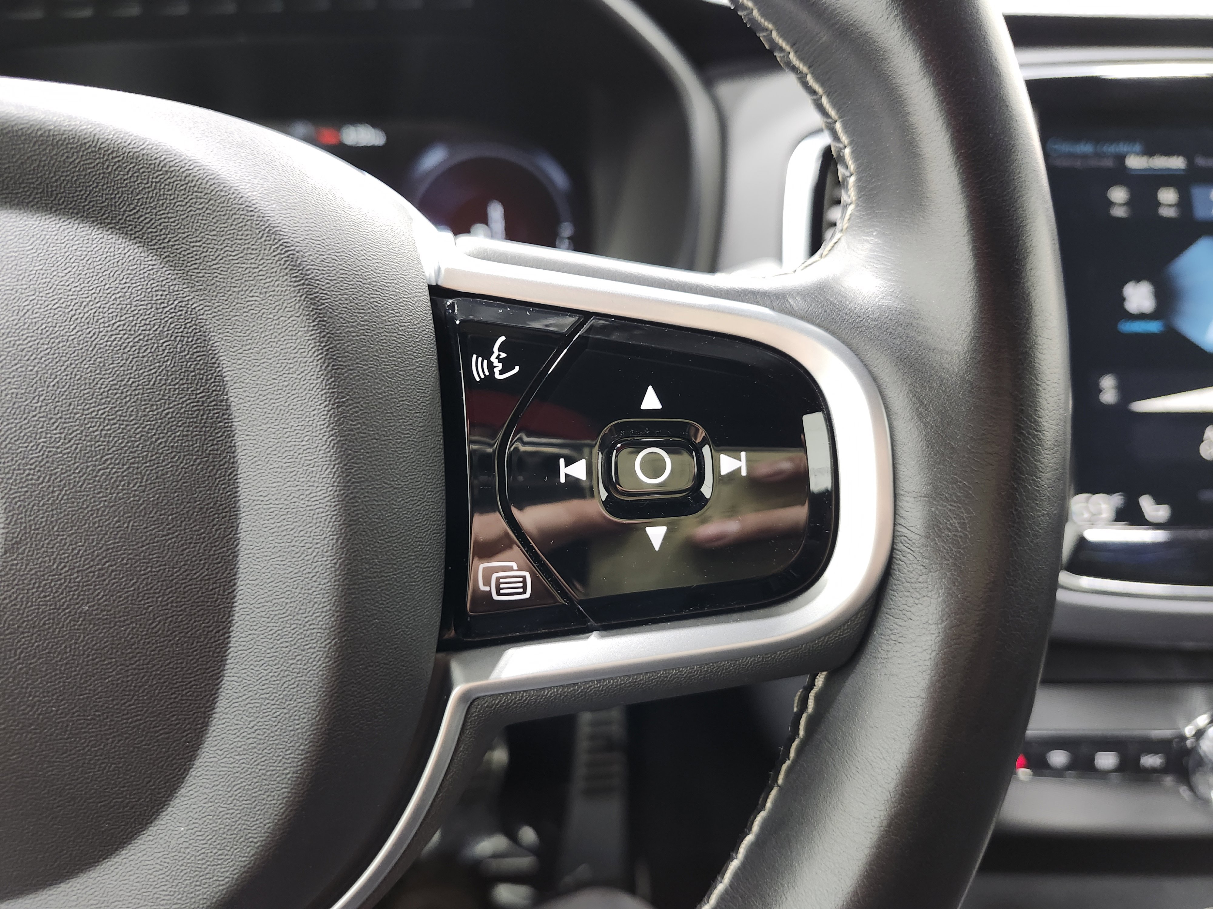 Used 2021 Volvo XC90 T8 R-Design w/ Advanced Package image 40