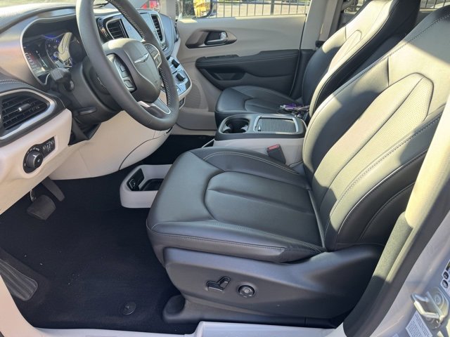 Used 2024 Chrysler Pacifica Touring-L image 17