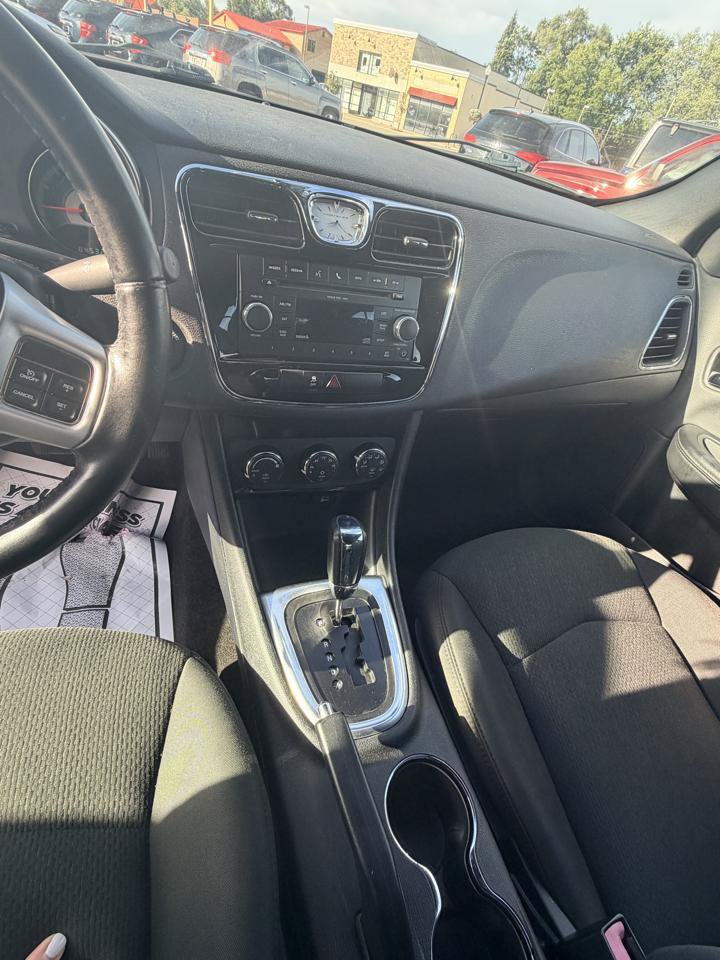 Used 2011 Chrysler 200 Touring FWD image 11