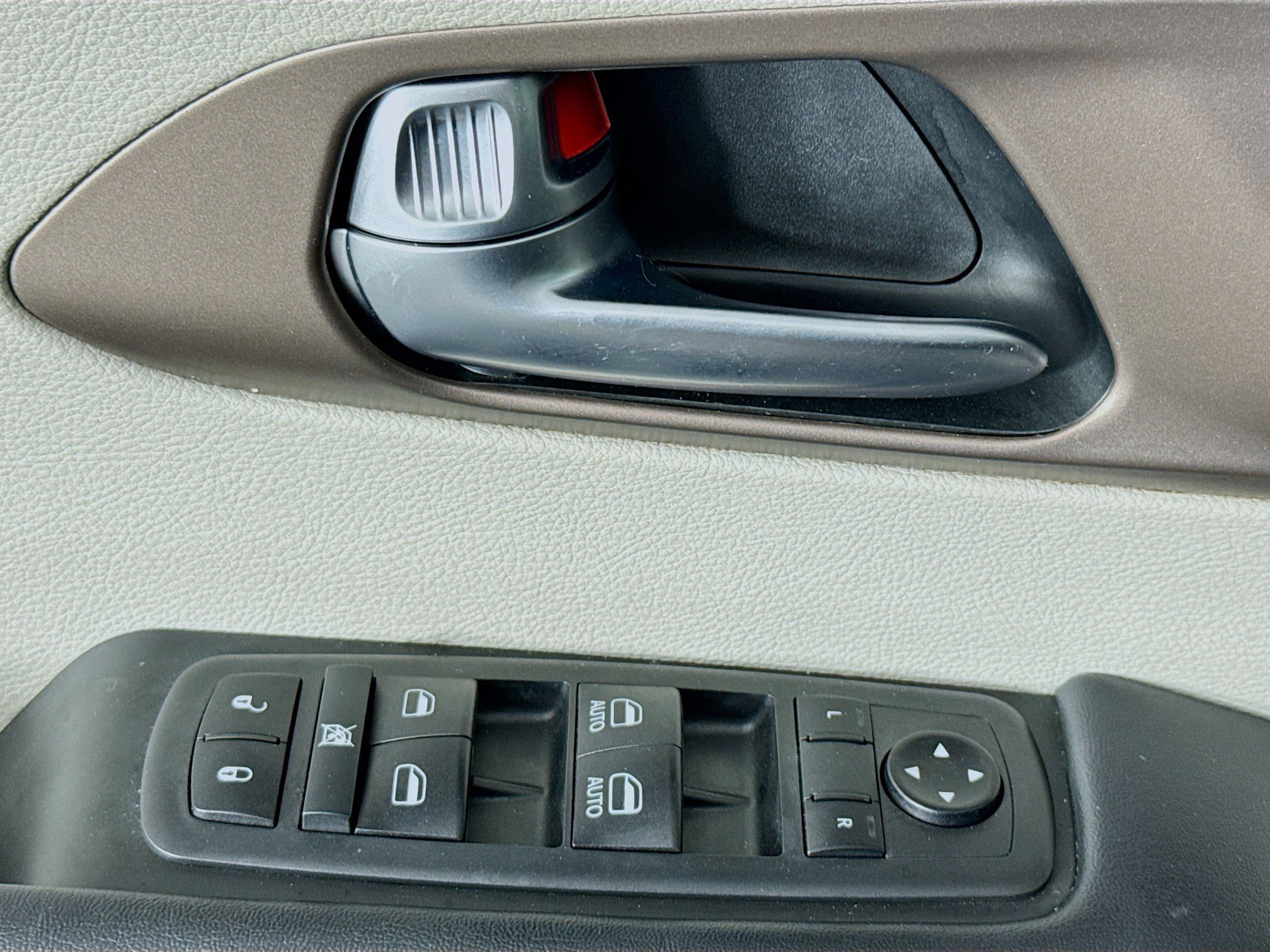 Used 2021 Chrysler Voyager Lxi image 23