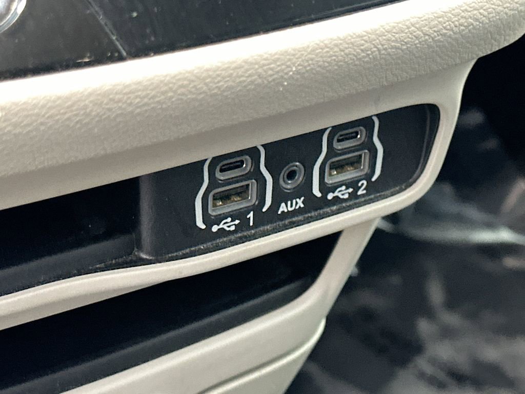 Used 2023 Chrysler Pacifica Touring-L image 33