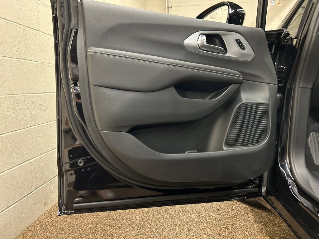 New 2026 Chrysler Pacifica Limited image 13