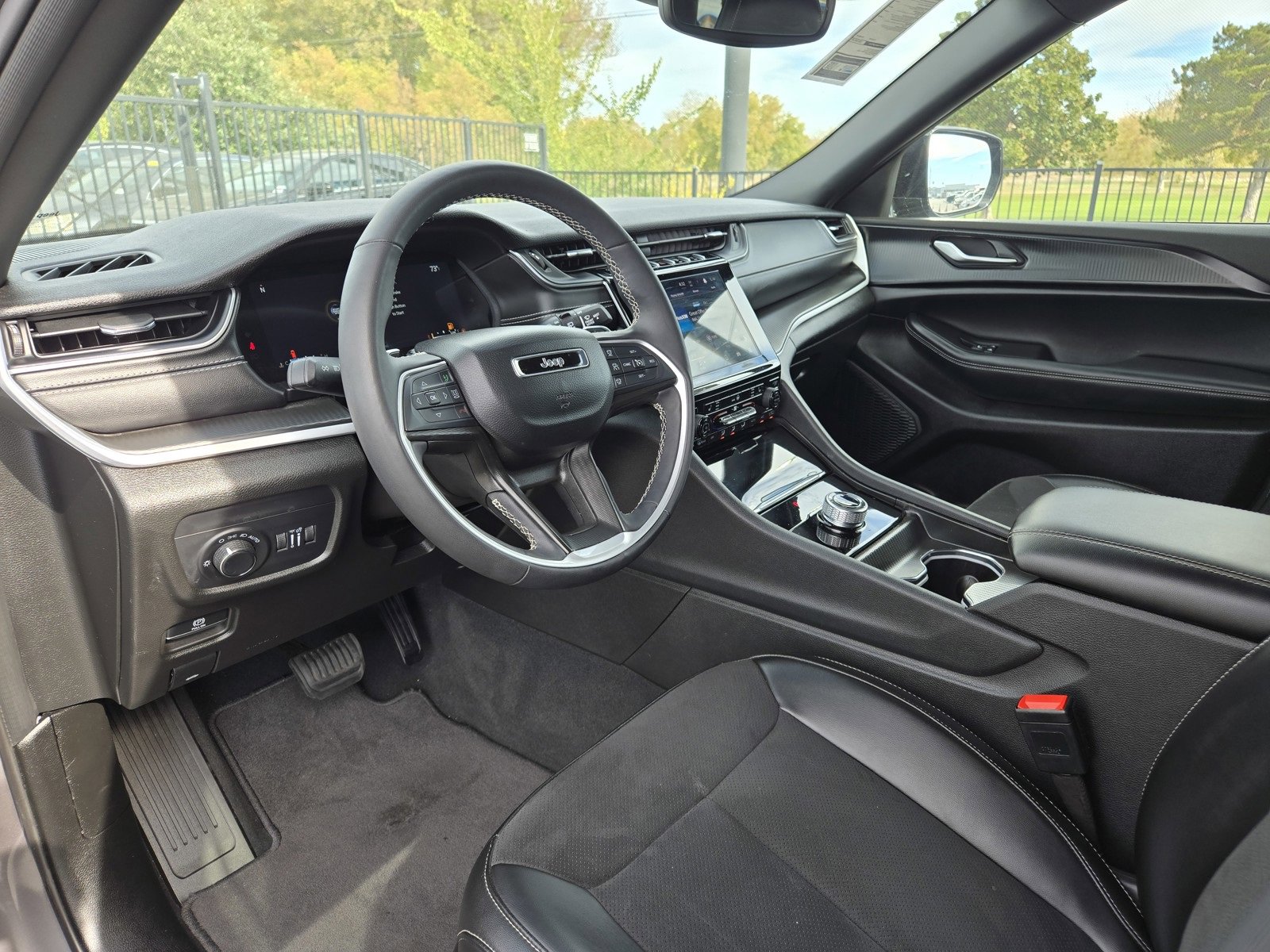 Used 2024 Jeep Grand Cherokee L Laredo image 15