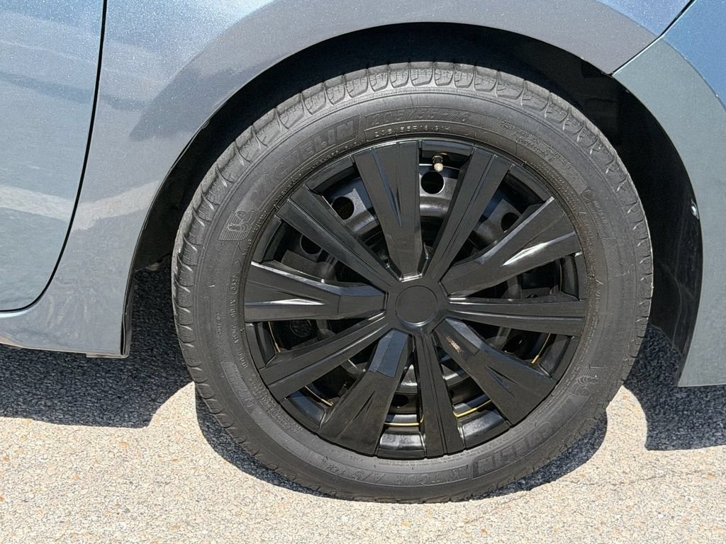 Used 2015 Toyota Corolla LE FWD image 9