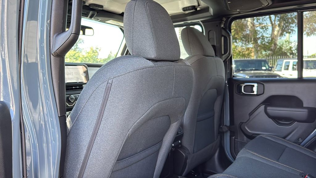New 2026 Jeep Gladiator Sport AWD/4WD image 17