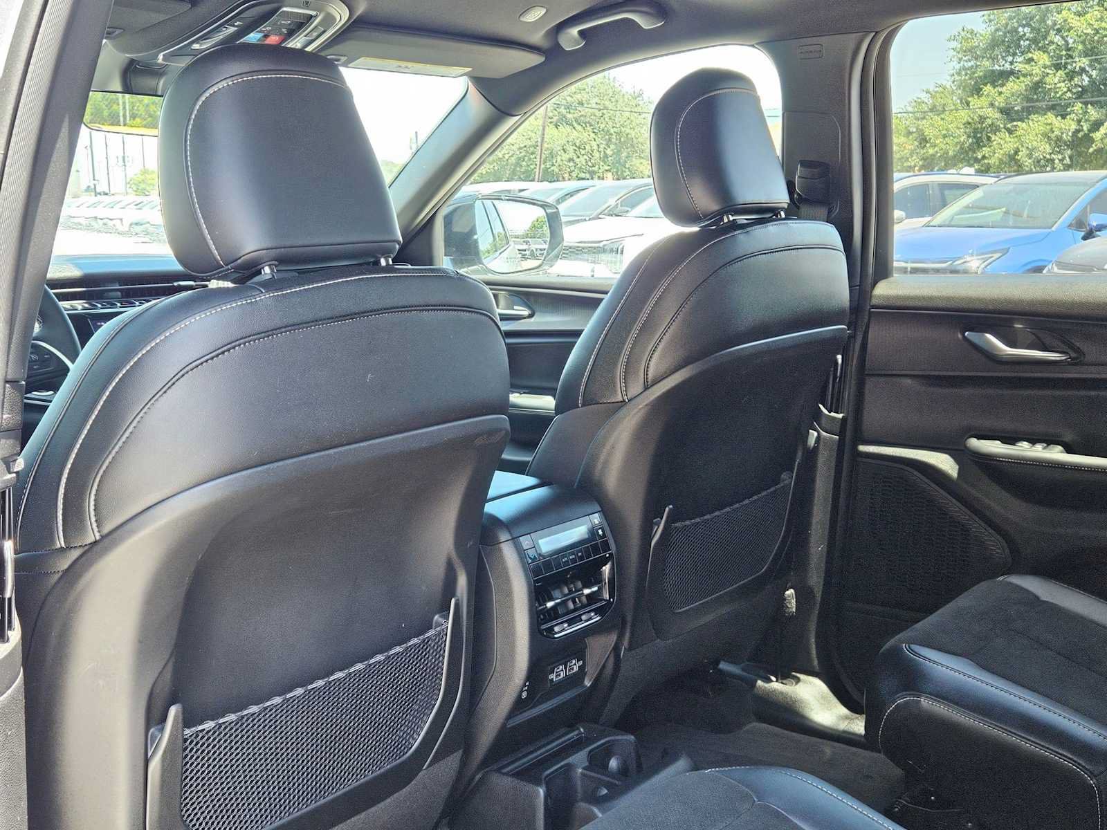 Used 2025 Jeep Grand Cherokee L Laredo AWD/4WD image 17