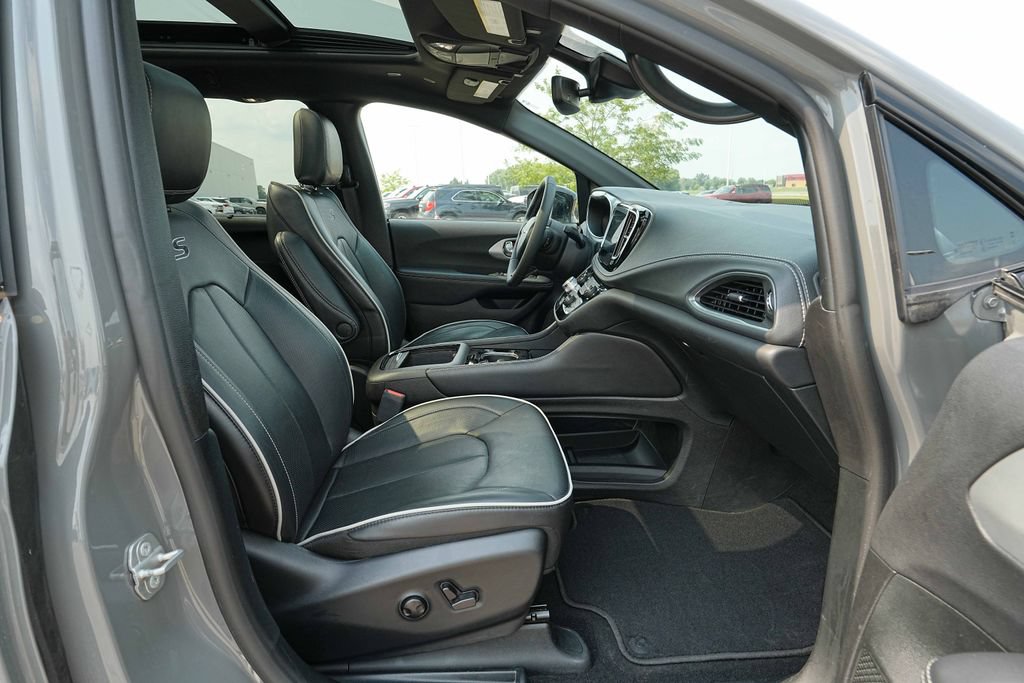 Used 2025 Chrysler Pacifica Limited FWD image 21