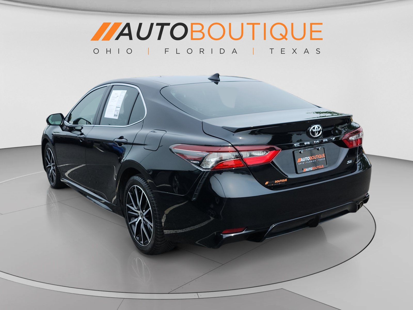 Used 2022 Toyota Camry SE FWD image 3