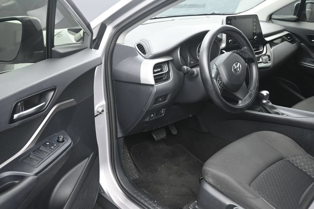 Used 2020 Toyota C-HR LE FWD image 10