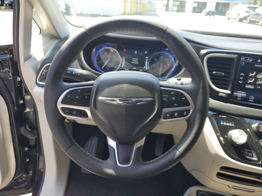 Used 2023 Chrysler Pacifica Touring-L FWD image 27