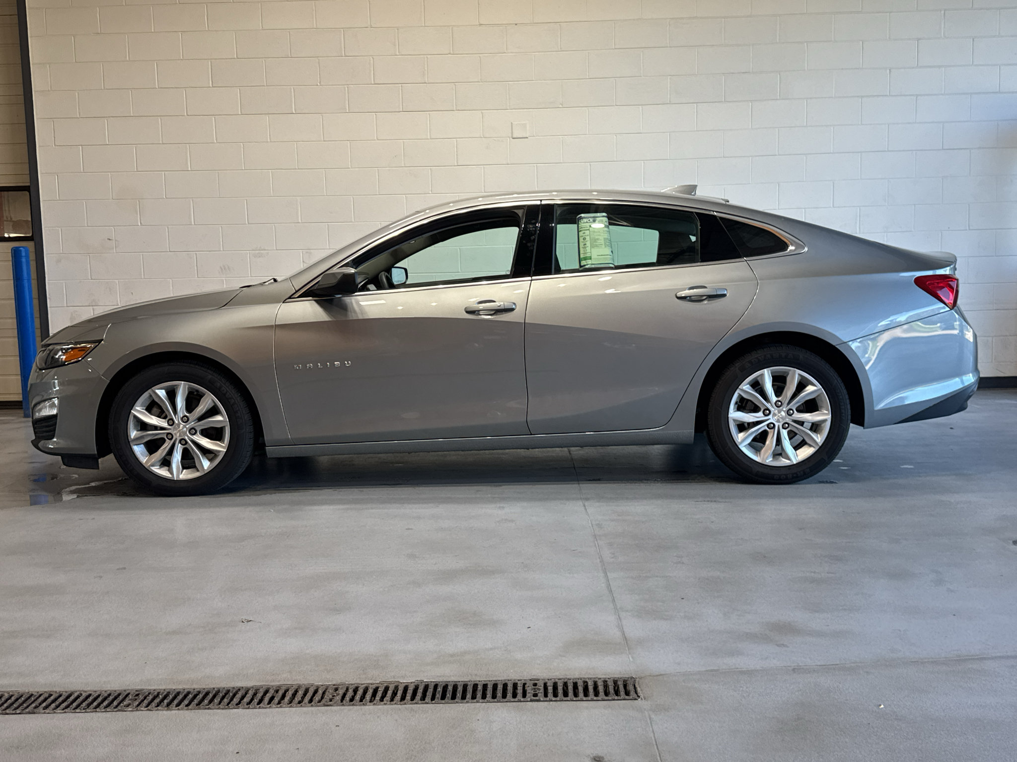 Used 2024 Chevrolet Malibu LT FWD image 2
