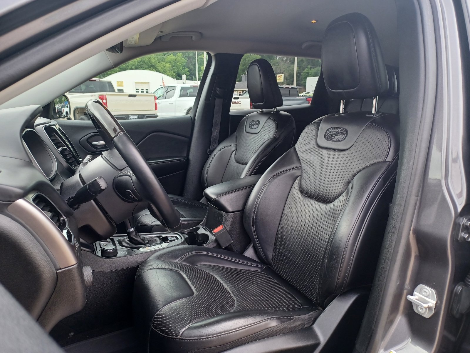 Used 2019 Jeep Cherokee Overland w/ Technology Group AWD/4WD image 11
