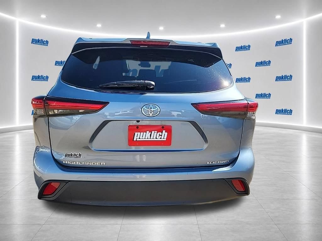 Used 2022 Toyota Highlander XLE AWD/4WD image 4