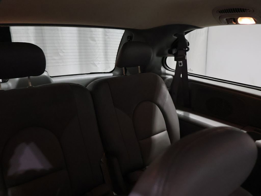 Used 2004 Chrysler Town & Country Limited image 21