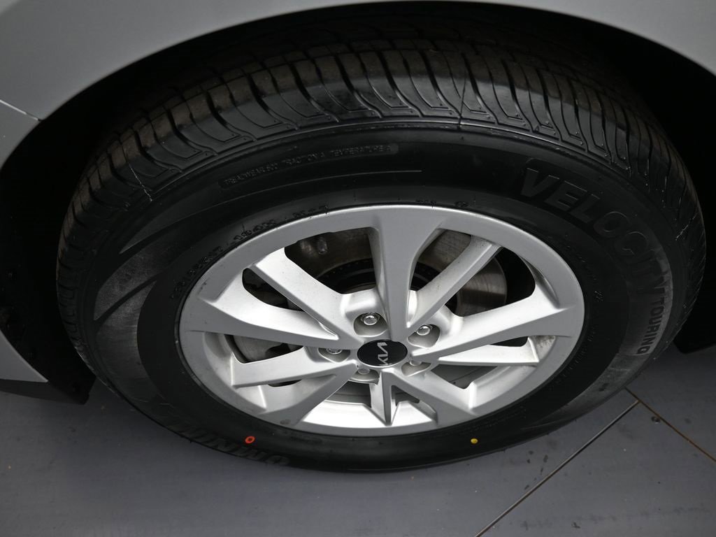 Certified 2023 Kia Carnival LX image 14