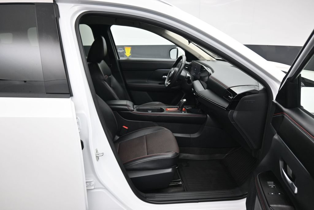 Used 2025 Nissan Kicks SR FWD image 39