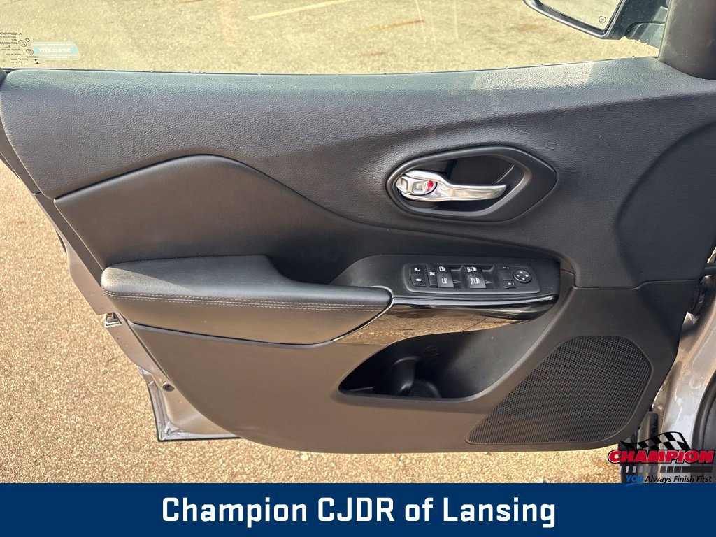 Used 2019 Jeep Cherokee Latitude Plus AWD/4WD image 12