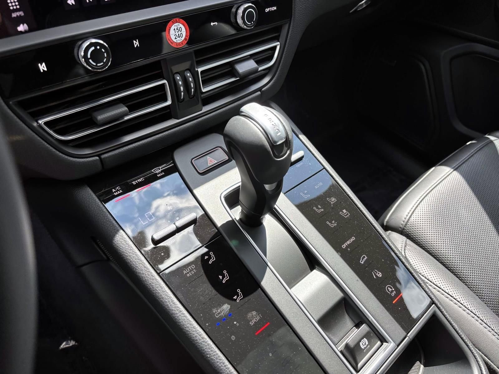 Used 2025 Porsche Macan image 34