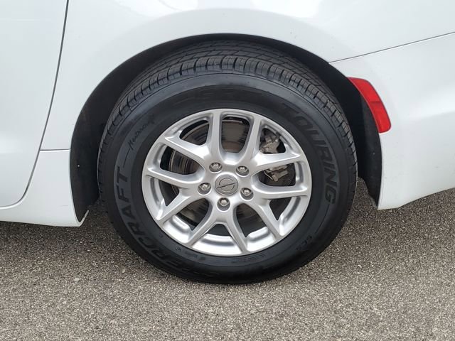 Used 2024 Chrysler Pacifica Touring-L image 34