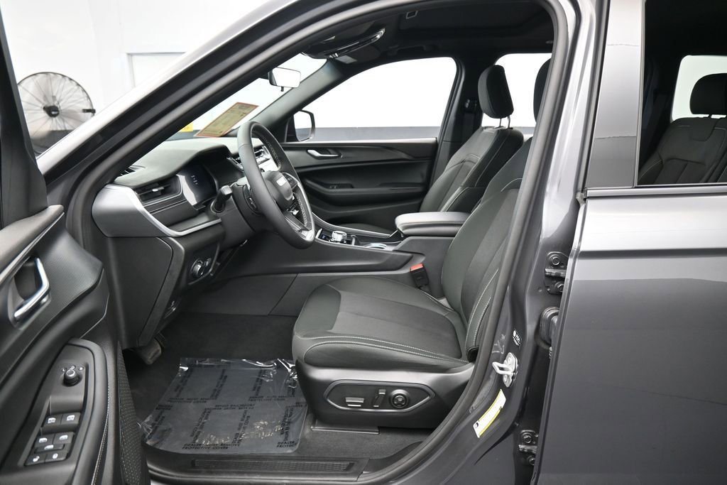 Used 2025 Jeep Grand Cherokee Laredo X RWD image 11