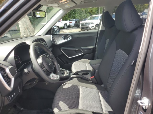 Used 2025 Kia Soul LX w/ LX Technology Package FWD image 14