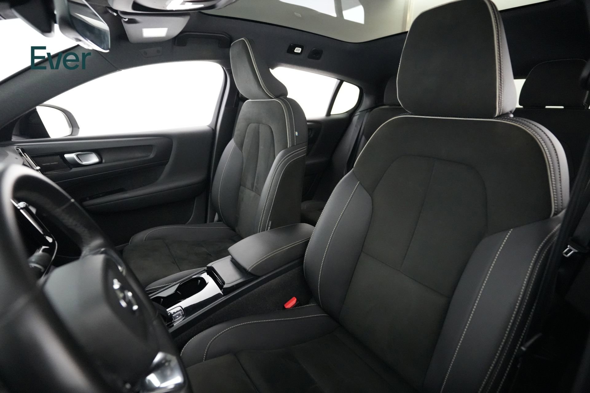 Used 2022 Volvo C40 P8 Recharge Ultimate image 4