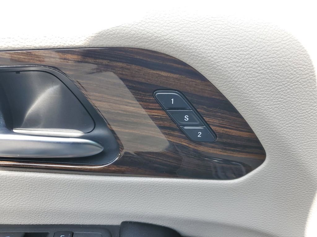 Used 2021 Chrysler Pacifica Limited w/ Uconnect Theater Family Group image 15