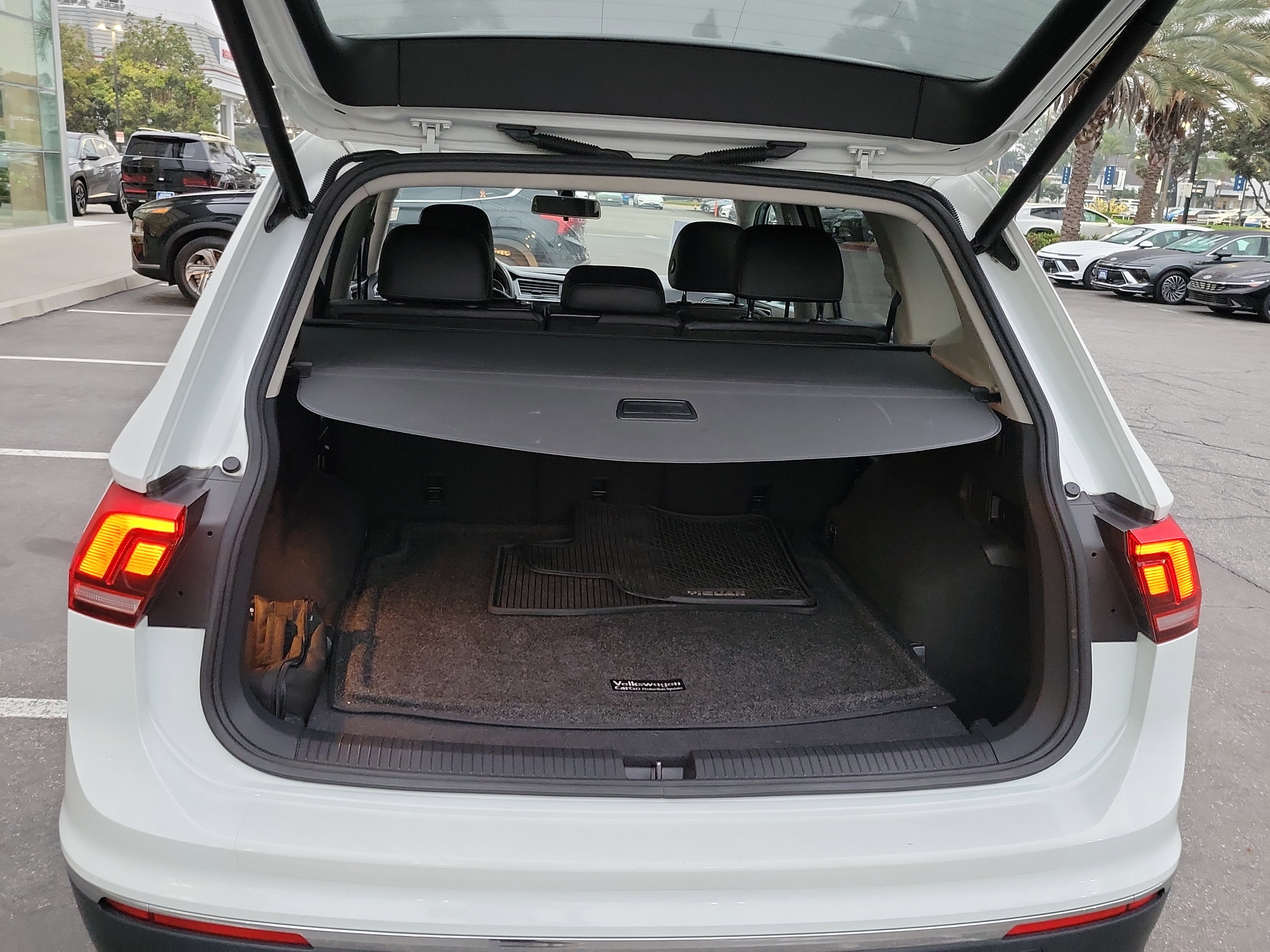 Used 2018 Volkswagen Tiguan SEL image 18