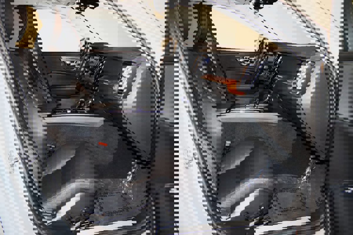 Used 2025 Volvo V60 B5 Cross Country Plus image 51