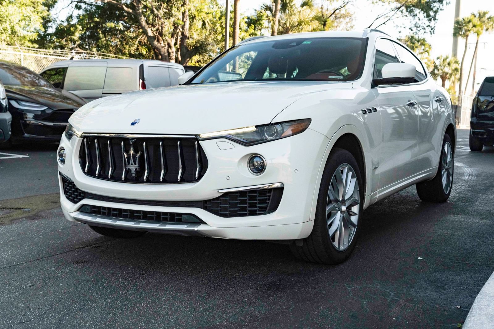 Used 2019 Maserati Levante GranLusso AWD/4WD image 2