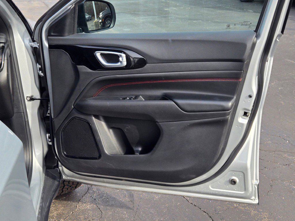 Used 2025 Jeep Compass Trailhawk image 6