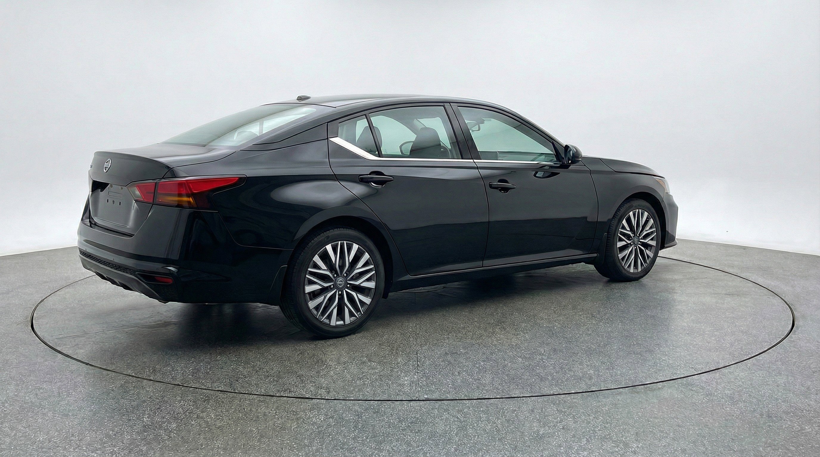 Used 2025 Nissan Altima 2.5 SV image 9