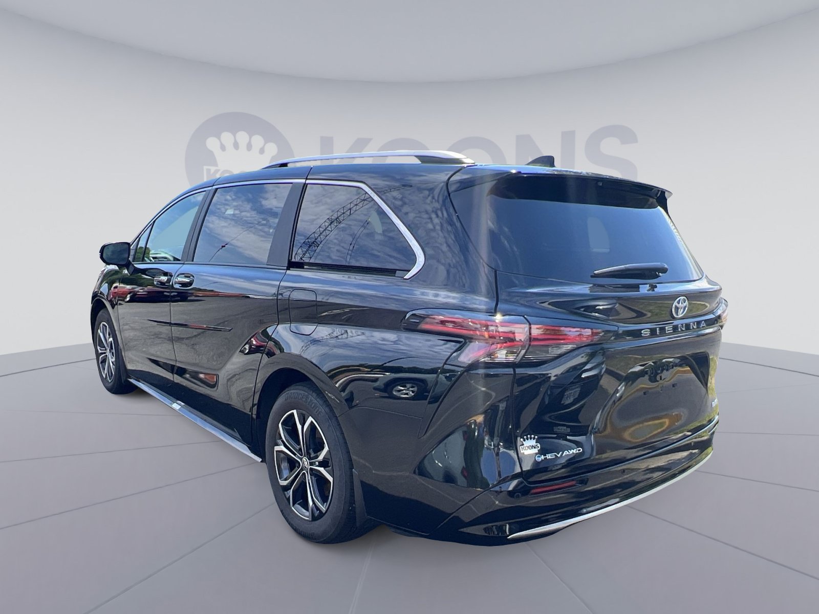 Used 2025 Toyota Sienna Platinum AWD/4WD image 4