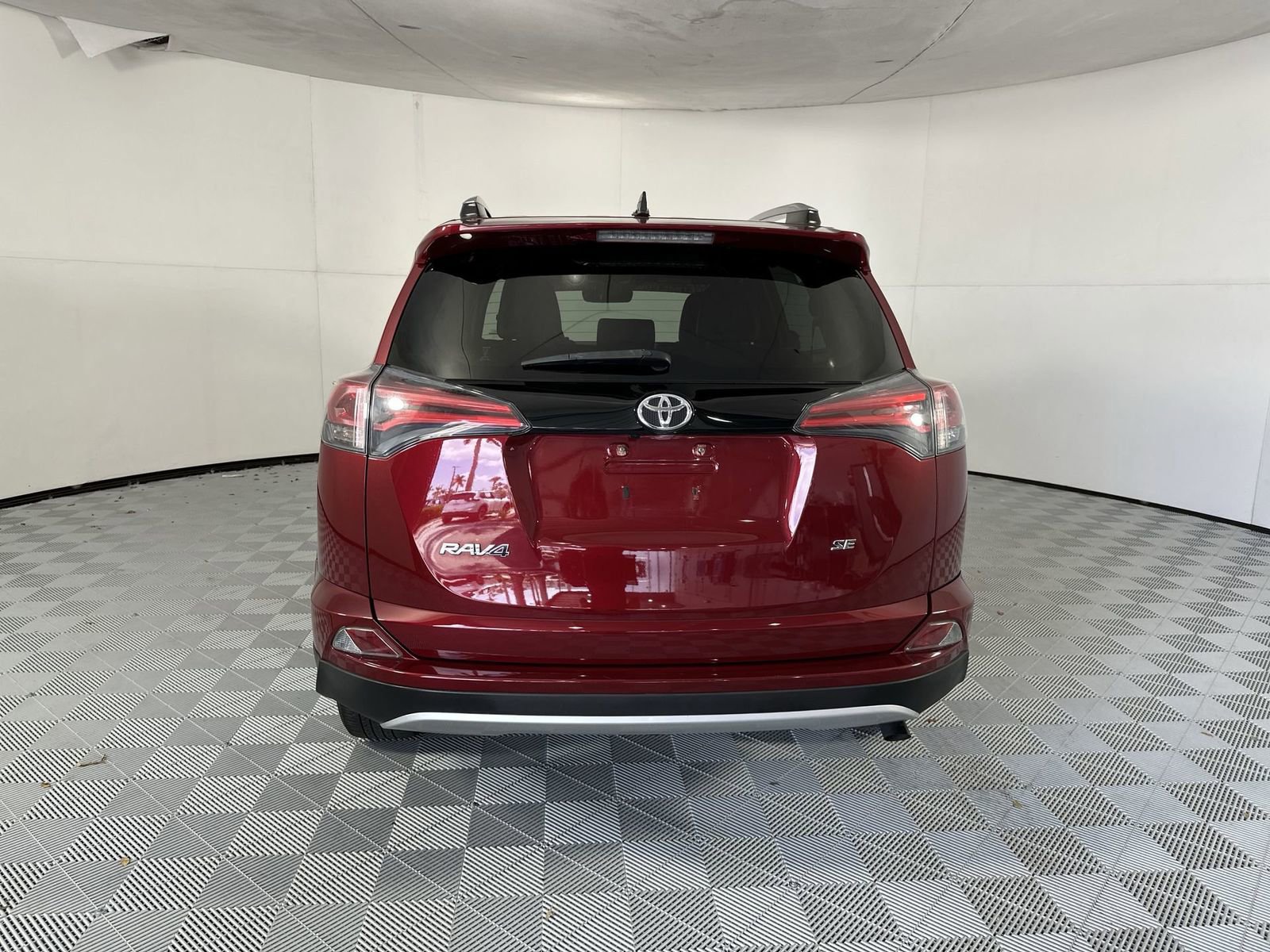 Used 2018 Toyota RAV4 SE w/ Power Extra Value Package FWD image 7