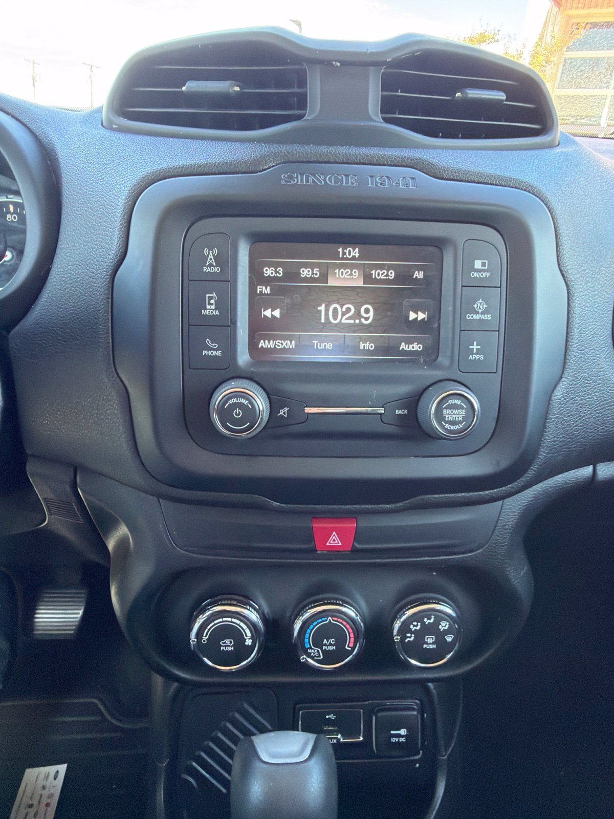Used 2017 Jeep Renegade Latitude FWD image 10