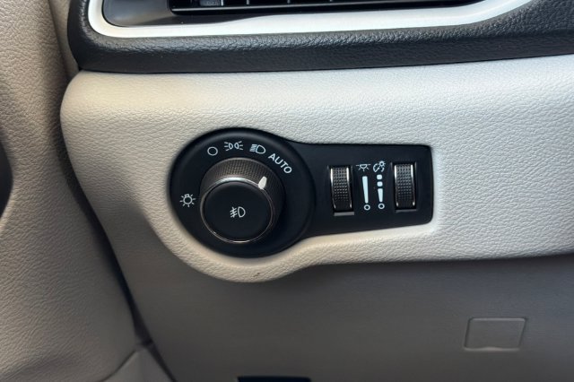 Used 2024 Chrysler Pacifica Limited FWD image 34