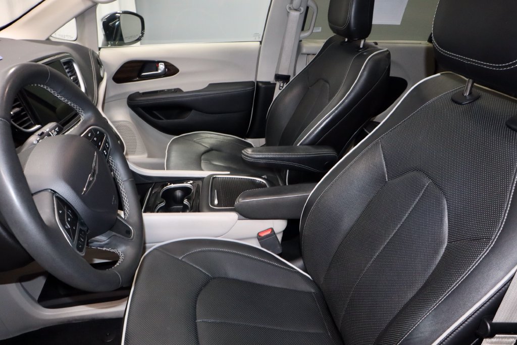 Used 2023 Chrysler Pacifica Limited FWD image 23