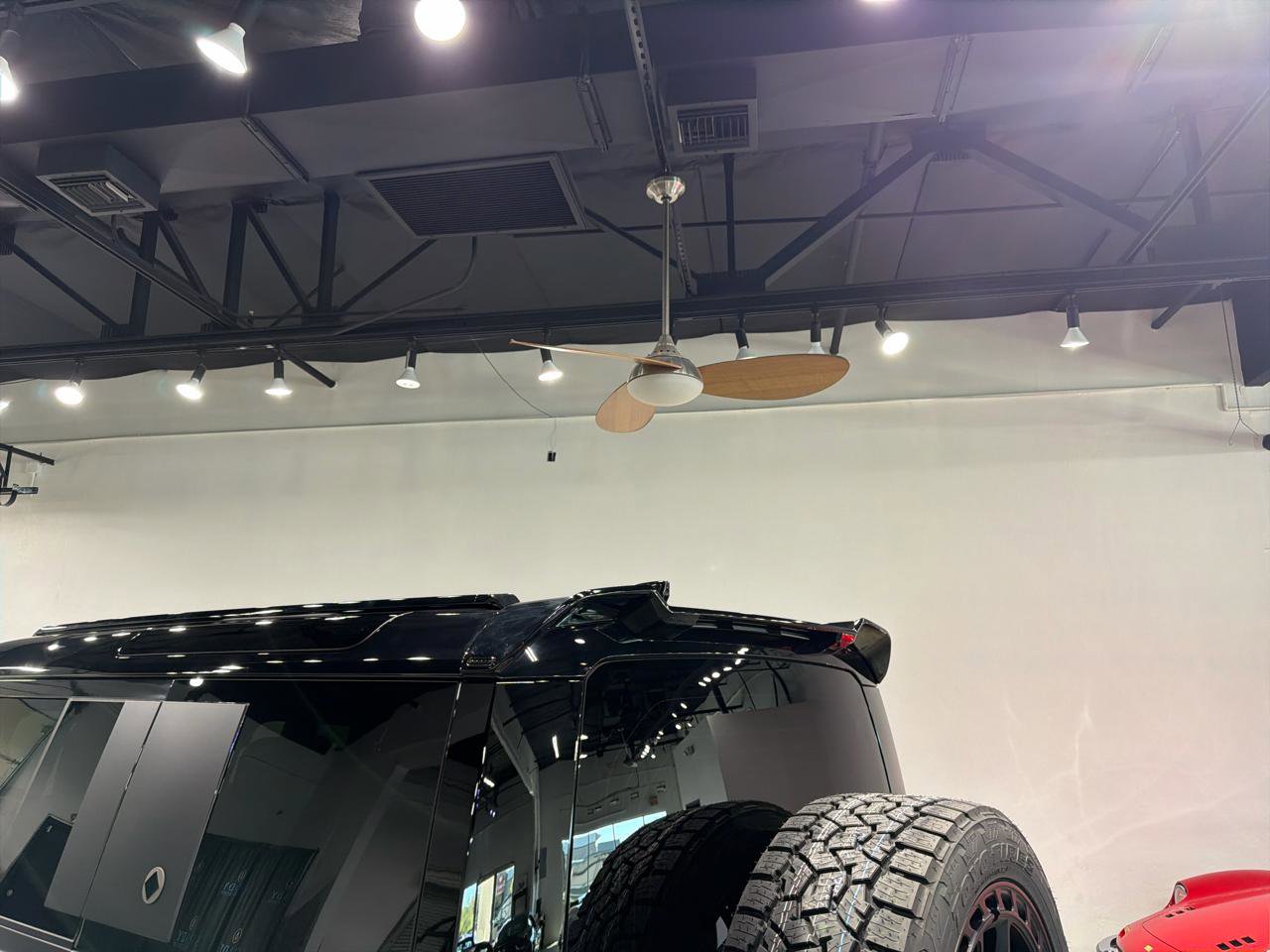 Used 2025 Land Rover Defender 110 image 16