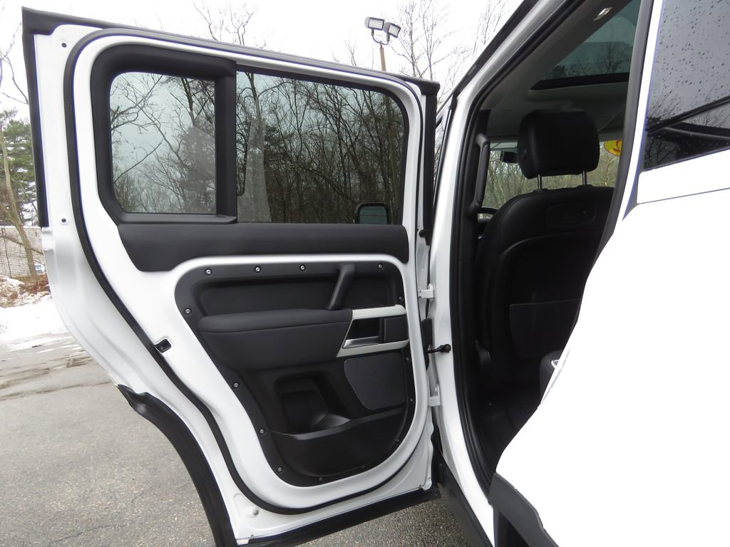 Used 2022 Land Rover Defender 110 SE image 18
