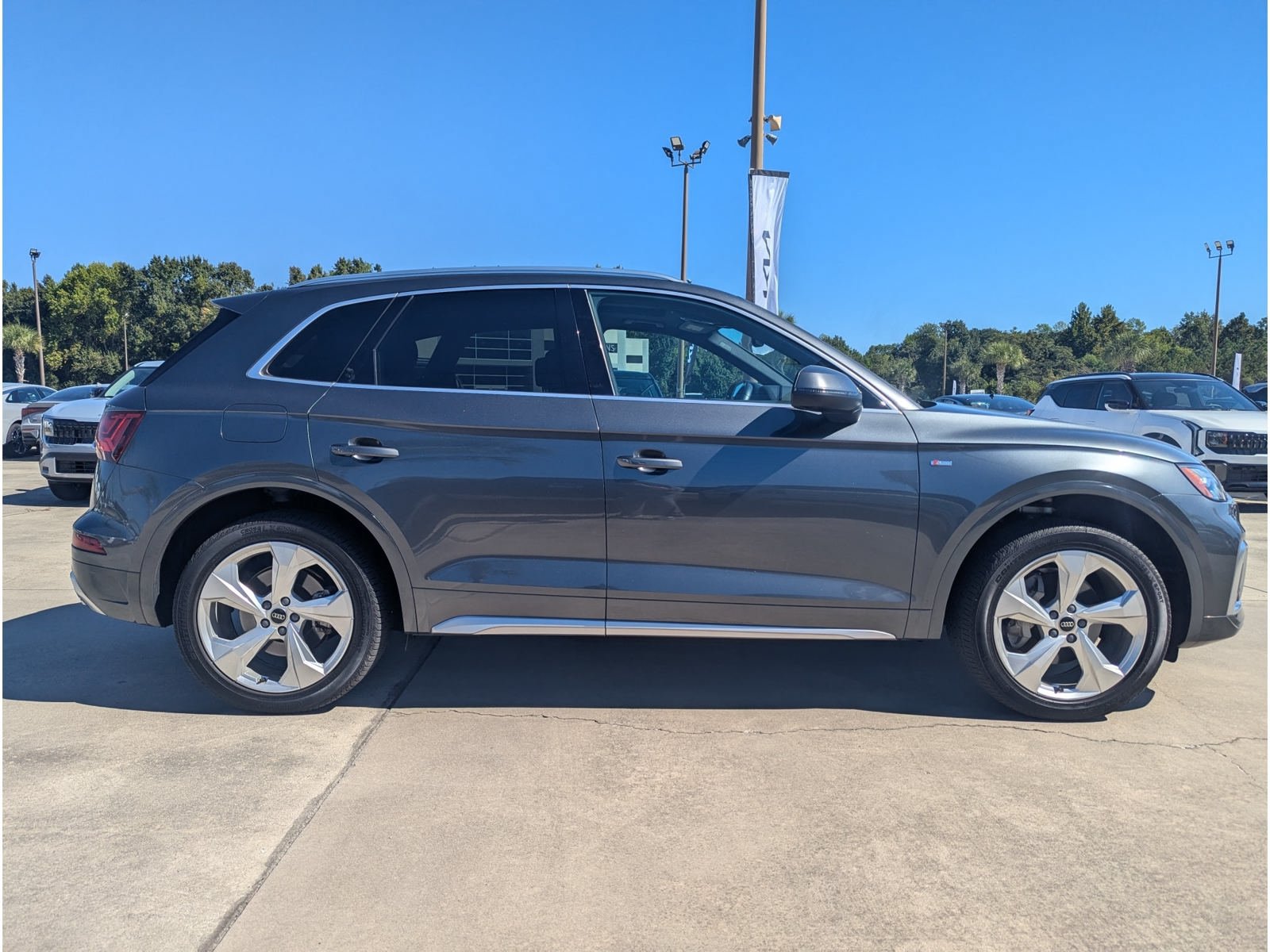 Used 2023 Audi Q5 2.0T Premium Plus w/ Premium Plus Package AWD/4WD image 2