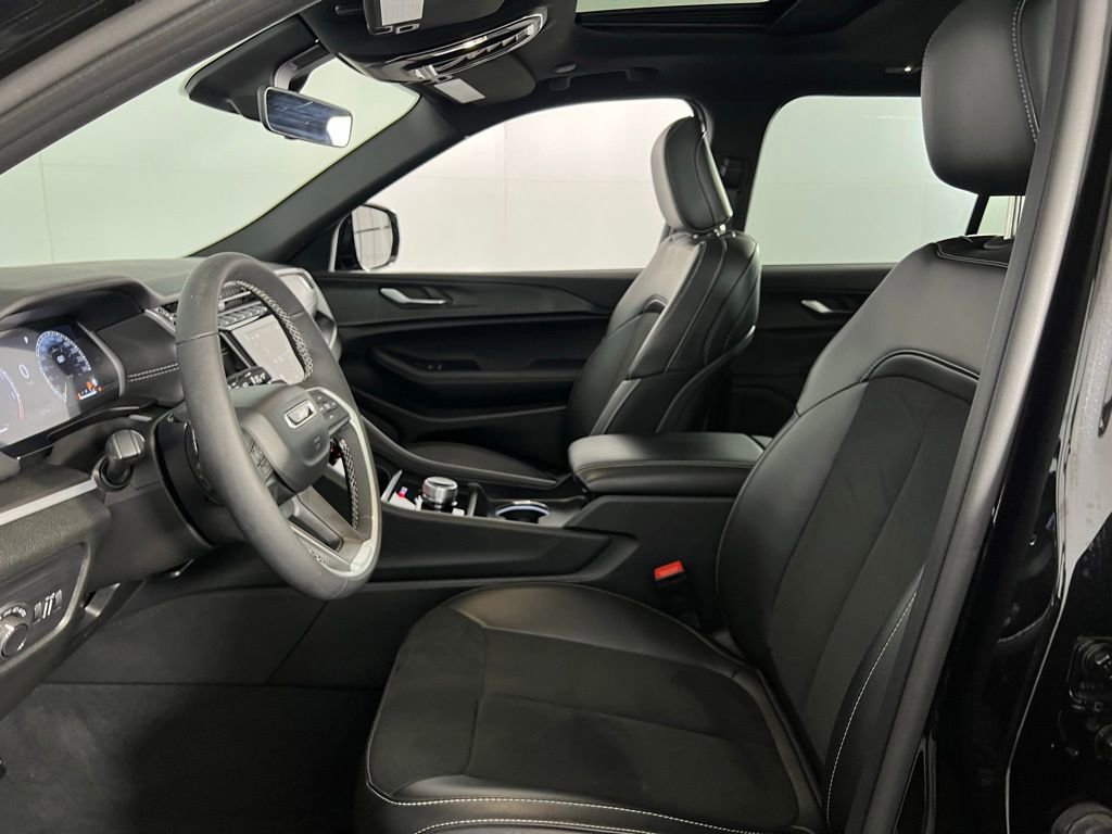 Used 2025 Jeep Grand Cherokee Altitude image 22